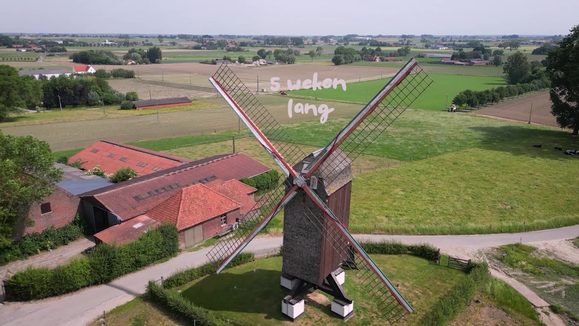 Dronebeeld van het Poelbar-terrein aan de voet van de Poelberg, eindigend op het Poelbar-logo boven de poel